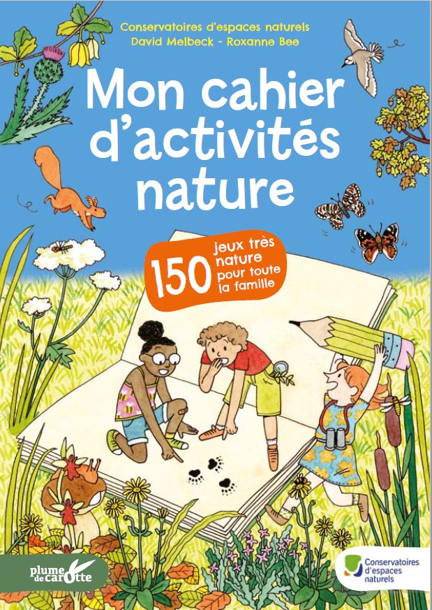 Illustration de la couverture du livre «&nbsp;Mon cahier d'activités nature&nbsp;» montrant trois enfants étudiant des empreintes d'animaux dans un grand carnet ouvert au milieu d'une prairie.